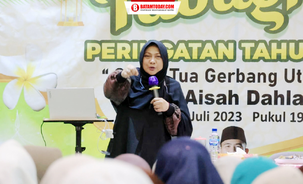 Ustadzah Aisah Dahlan saat Tabligh Akbar Peringatan Tahun Baru Islam 1445 H di Masjid Nurul Iman Kijang Kota Bintan Timur